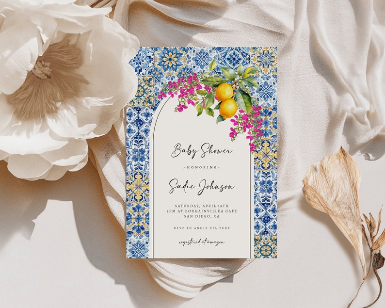 Puede incluir: Una invitaci&oacute;n a un baby shower con un patr&oacute;n de azulejos azules y amarillos, un dise&ntilde;o floral y limones. La invitaci&oacute;n dice "Baby Shower Honoring Sadie Johnson Saturday, April 19th 3PM at Bougainvillea Cafe San Diego, CA RSVP to Andi via text registered at amazon"