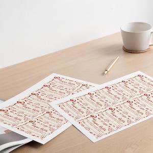 K&ouml;nnte beinhalten: Zwei Bl&auml;tter wei&szlig;es Papier mit einem rot-wei&szlig;en Muster. Das Muster enth&auml;lt ein sich wiederholendes Design aus einer Gabel, einem Messer und einem Teller mit einem St&uuml;ck Pizza. Der Text "Pizza Party" wird im gesamten Muster wiederholt.