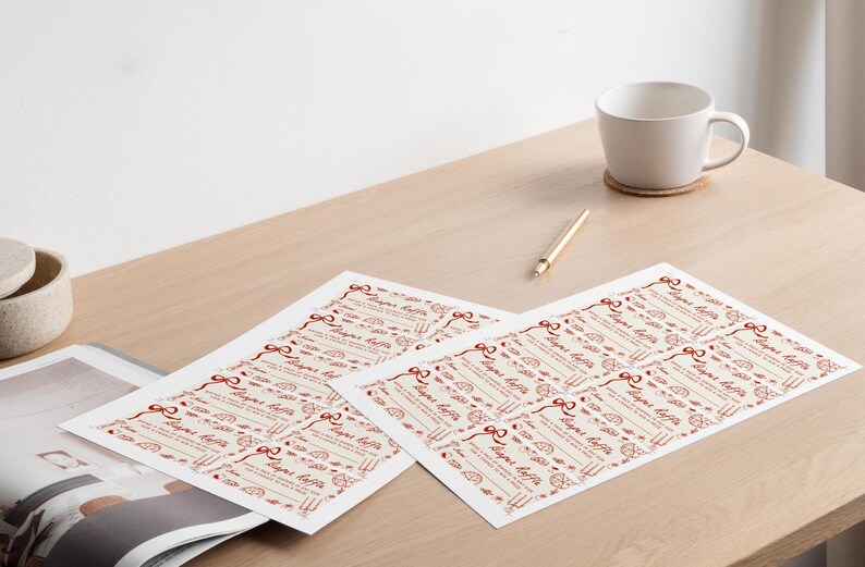 K&ouml;nnte beinhalten: Zwei Bl&auml;tter wei&szlig;es Papier mit einem rot-wei&szlig;en Muster. Das Muster enth&auml;lt ein sich wiederholendes Design aus einer Gabel, einem Messer und einem Teller mit einem St&uuml;ck Pizza. Der Text "Pizza Party" wird im gesamten Muster wiederholt.