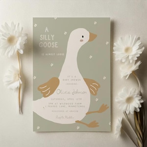 Pu&ograve; includere: Un invito a un baby shower con un'illustrazione di un'oca stravagante. L'invito presenta il testo "A Silly Goose is Almost Loose" e i dettagli del baby shower di Olivia Johnson, tra cui data, ora e luogo. Il design &egrave; in morbidi colori pastello.