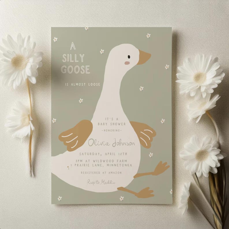 Pu&ograve; includere: Un invito a un baby shower con un'illustrazione di un'oca stravagante. L'invito presenta il testo "A Silly Goose is Almost Loose" e i dettagli del baby shower di Olivia Johnson, tra cui data, ora e luogo. Il design &egrave; in morbidi colori pastello.