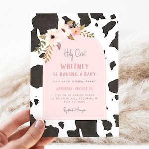Modelo de convite para chá de bebê &quot;Holy Cow&quot; para menina | Convite editável para chá de bebê &quot;Holy Cow&quot;, &quot;Vamos ter um bebê&quot; S413