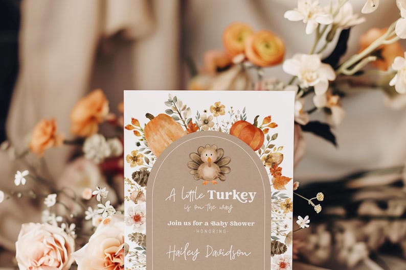 Puede incluir: Una invitaci&oacute;n a un baby shower con un dise&ntilde;o de acuarela. La invitaci&oacute;n presenta una ilustraci&oacute;n de pavo, calabazas y elementos florales. El texto dice "A little Turkey is on the way" e invita a los invitados a un baby shower en honor a Hailey Davidson.