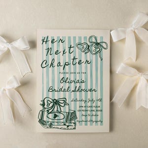 Pu&ograve; includere: Un invito a strisce verdi e bianche per un addio al nubilato. L'invito dice "Her Next Chapter" e "Olivia's Bridal Shower". La data e l'ora dell'addio al nubilato sono indicate come "Sabato 10 luglio, 15:00 al Cafe Fleur, 129 Peony Lane, Boise".