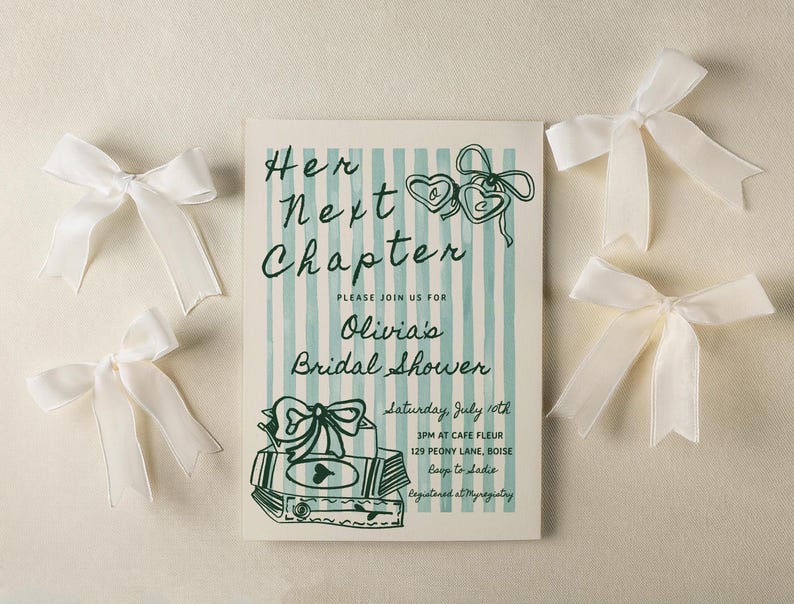 Pu&ograve; includere: Un invito a strisce verdi e bianche per un addio al nubilato. L'invito dice "Her Next Chapter" e "Olivia's Bridal Shower". La data e l'ora dell'addio al nubilato sono indicate come "Sabato 10 luglio, 15:00 al Cafe Fleur, 129 Peony Lane, Boise".