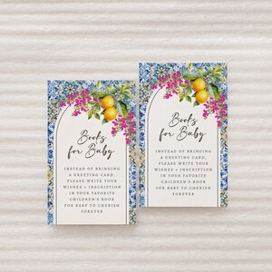 Puede incluir: Dos tarjetas blancas con bordes con patrones azules y dorados y un dise&ntilde;o floral con limones. El texto en las tarjetas dice "Libros para beb&eacute;" y pide a los invitados que traigan un libro en lugar de una tarjeta y que escriban sus deseos dentro.