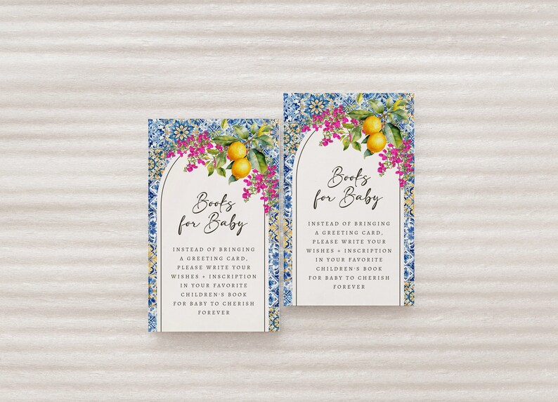 Puede incluir: Dos tarjetas blancas con bordes con patrones azules y dorados y un dise&ntilde;o floral con limones. El texto en las tarjetas dice "Libros para beb&eacute;" y pide a los invitados que traigan un libro en lugar de una tarjeta y que escriban sus deseos dentro.