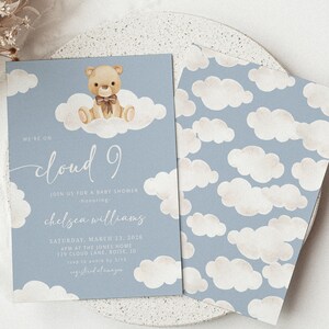 Puede incluir: Una invitaci&oacute;n a un baby shower con un fondo azul y nubes blancas. La invitaci&oacute;n presenta un osito de peluche sentado en una nube y el texto "We're on cloud 9" y "Chelsea Williams".
