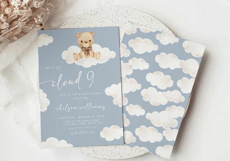 Puede incluir: Una invitaci&oacute;n a un baby shower con un fondo azul y nubes blancas. La invitaci&oacute;n presenta un osito de peluche sentado en una nube y el texto "We're on cloud 9" y "Chelsea Williams".