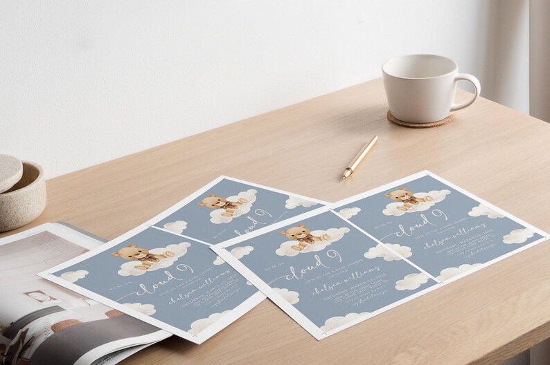 Puede incluir: Cuatro invitaciones de baby shower azules con un osito de peluche sentado en una nube. Las invitaciones tienen el texto "Cloud 9" y el nombre "Kelsey Williams".