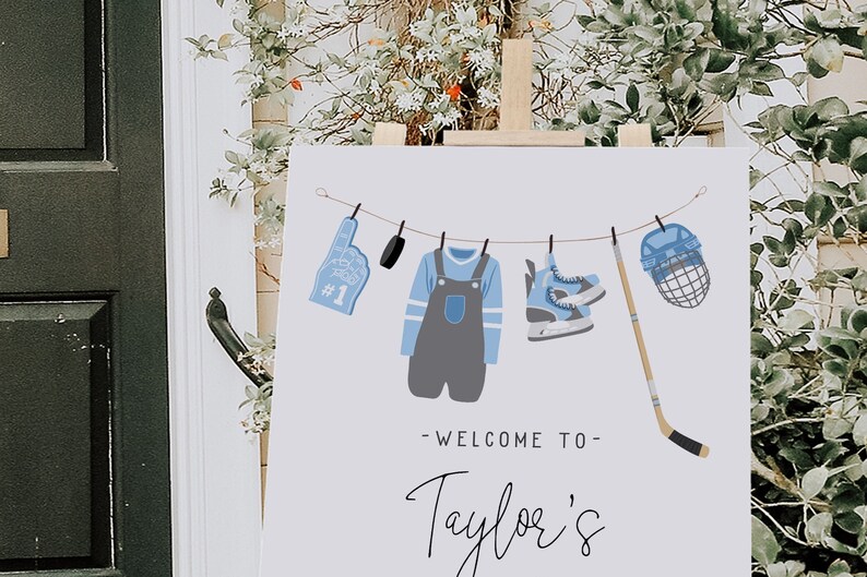 Pode incluir: Um cartaz de boas-vindas branco com ilustra&ccedil;&otilde;es de h&oacute;quei azul e cinza penduradas em um varal. O cartaz diz "Bem-vindo ao Taylor's".