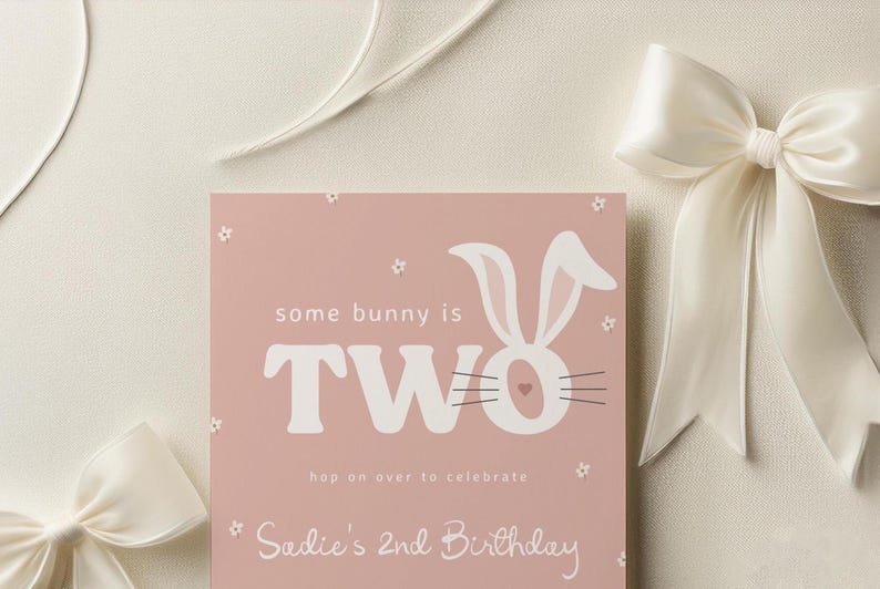Puede incluir: Tarjeta de cumplea&ntilde;os rosa con una ilustraci&oacute;n de conejo blanco y el texto "some bunny is TWO hop on over to celebrate Sadie's 2nd Birthday".