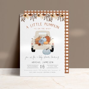 Pu&ograve; includere: Invito per baby shower con un'illustrazione ad acquerello di un camioncino vintage che trasporta zucche. Il testo recita "A Little Pumpkin is on the Way" con i dettagli dell'evento. Il design presenta girasoli e un bordo a scacchi marrone e bianco.