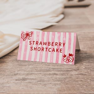 d'invitation de style fraise | Marque-place modifiable pour le 1er anniversaire de baies dessinées à la main | Médaillon doux aux baies S857