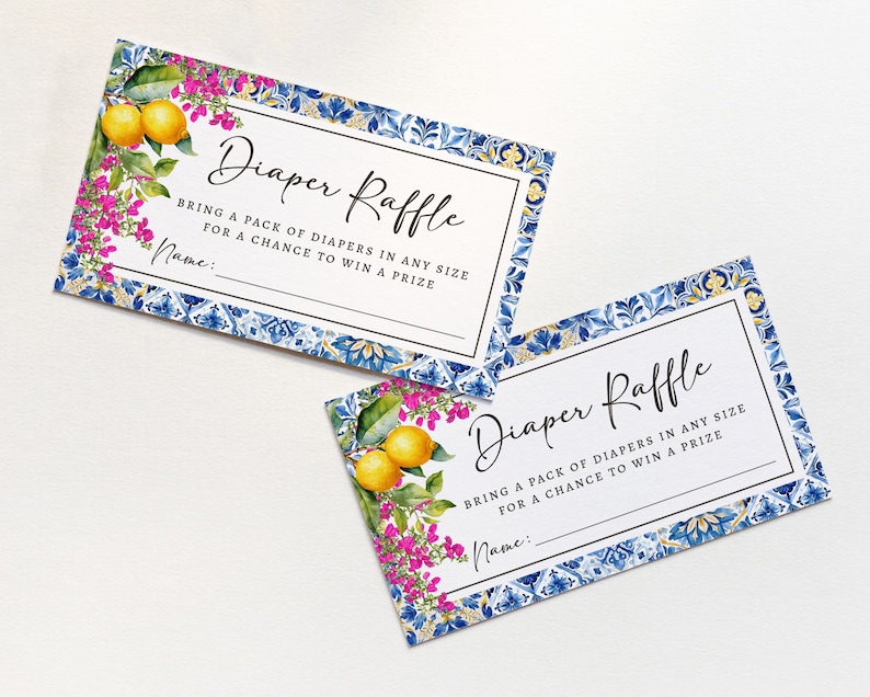 Puede incluir: Dos tarjetas blancas con bordes con patrones azules y dorados. Las tarjetas tienen el texto "Diaper Raffle" e instrucciones para traer un paquete de pa&ntilde;ales para tener la oportunidad de ganar un premio. Las tarjetas presentan una ilustraci&oacute;n de acuarela de limones y flores rosas.