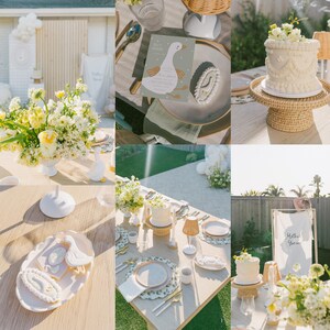 Op de afbeelding: Een baby shower tafeldecoratie met een witte taart versierd met witte glazuur en een rieten taartstandaard. De tafel is gedecoreerd met witte borden, gouden bestek en een groen en wit bloemstuk. De tafel is gedekt voor een baby shower met een wit en groen thema.