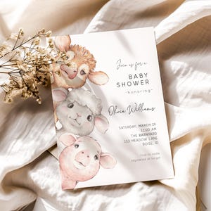 Op de afbeelding: Een baby shower uitnodiging met een aquarel illustratie van een koe, schaap en varken. De uitnodiging luidt "Join us for a Baby Shower - honoring - Olivia Williams" en bevat de datum, tijd, locatie en RSVP informatie.