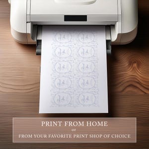 Op de afbeelding: Een witte printer die een vel papier afdrukt met meerdere "Thank You" labels in een decoratief kader. De tekst "PRINT FROM HOME or FROM YOUR FAVORITE PRINT SHOP OF CHOICE" staat onderaan de afbeelding.