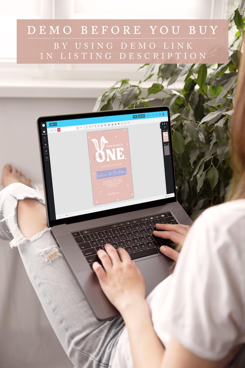 Puede incluir: Una persona usando una computadora port&aacute;til para editar una invitaci&oacute;n de primer cumplea&ntilde;os con tem&aacute;tica de conejito rosa y blanco. La invitaci&oacute;n presenta el texto "Some Bunny is One" y una linda ilustraci&oacute;n de conejito.