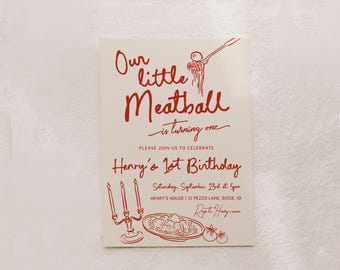 Może przedstawiać: Kremowe zaproszenie urodzinowe z czerwonym tekstem i ilustracjami. Tekst brzmi "Our little Meatball is turning one" i ogłasza 1. urodziny Henry'ego. Zawiera rysunek spaghetti i klopsików, świec i pomidorów.
