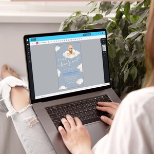 Puede incluir: Un ordenador port&aacute;til que muestra una invitaci&oacute;n de baby shower con un osito de peluche en una nube y el texto "We can barely wait".