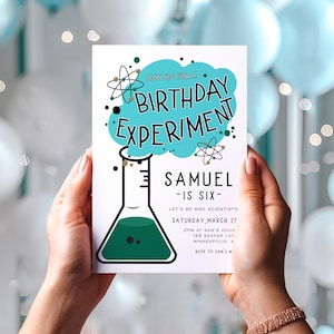Pode incluir: Um cartão de convite branco com uma ilustração azul e verde de um béquer com uma nuvem de fumaça que diz "Birthday Experiment". O texto "Samuel - Is Six -" está abaixo do béquer. O convite é para uma festa de aniversário no sábado, 27 de março às 14h na casa de Sam.