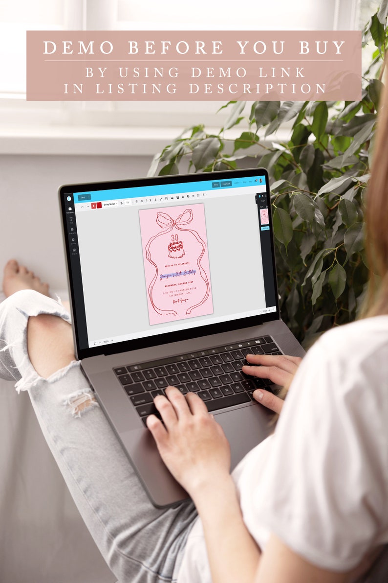 Op de afbeelding: Een persoon gebruikt een laptop om een roze en rode verjaardagsuitnodiging te bewerken met een taart- en strikdesign. De uitnodiging luidt "Doe met ons mee om te vieren" en "30e verjaardag".
