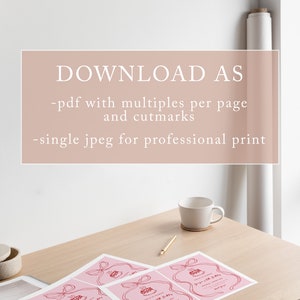 Op de afbeelding: Vier roze printbare uitnodigingen met een rode illustratie van een taart met een strik erop. De tekst op de uitnodiging luidt "Join us in celebrating George's 30th Birthday".
