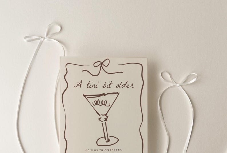Op de afbeelding: Een witte kaart met bruine tekst en een tekening van een martini-glas. De tekst luidt "A tini bit older" en "Join us to celebrate".
