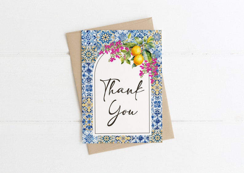 Puede incluir: Una tarjeta de agradecimiento con un patr&oacute;n de azulejos azules y blancos, un dise&ntilde;o floral con flores rosas y limones amarillos, y el texto "Gracias".