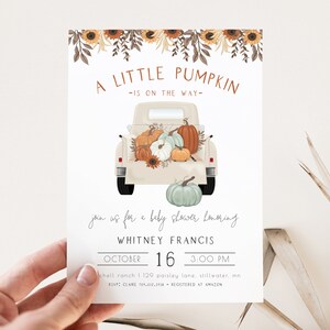 Op de afbeelding: Babyborrel uitnodiging met een illustratie van een vintage truck vol pompoenen in oranje, wit en groen. De tekst luidt "A Little Pumpkin is on the Way". De uitnodiging bevat datum, tijd en locatie.