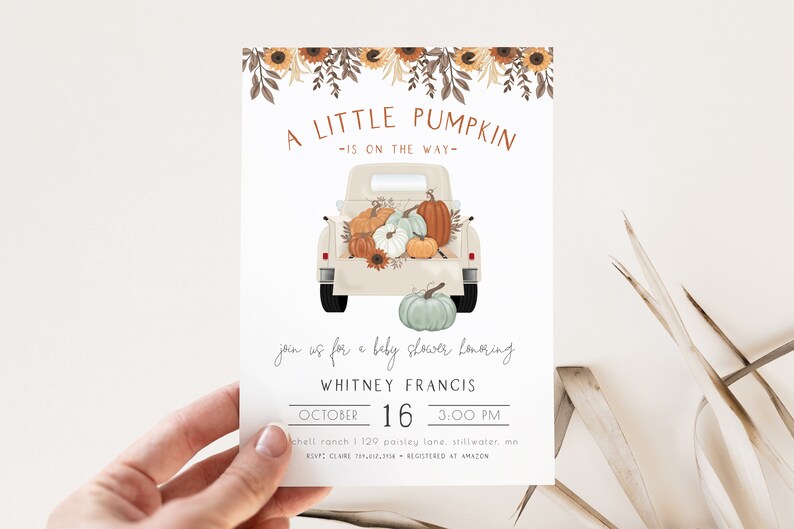 Op de afbeelding: Babyborrel uitnodiging met een illustratie van een vintage truck vol pompoenen in oranje, wit en groen. De tekst luidt "A Little Pumpkin is on the Way". De uitnodiging bevat datum, tijd en locatie.