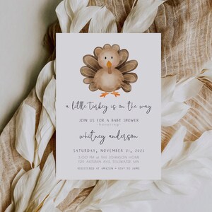 K&ouml;nnte beinhalten: Babyparty-Einladung mit einer Aquarell-Truthahn-Illustration. Die Einladung enth&auml;lt den Text "a little turkey is on the way" und Veranstaltungsdetails f&uuml;r Whitney Andersons Babyparty am 21. November 2025.