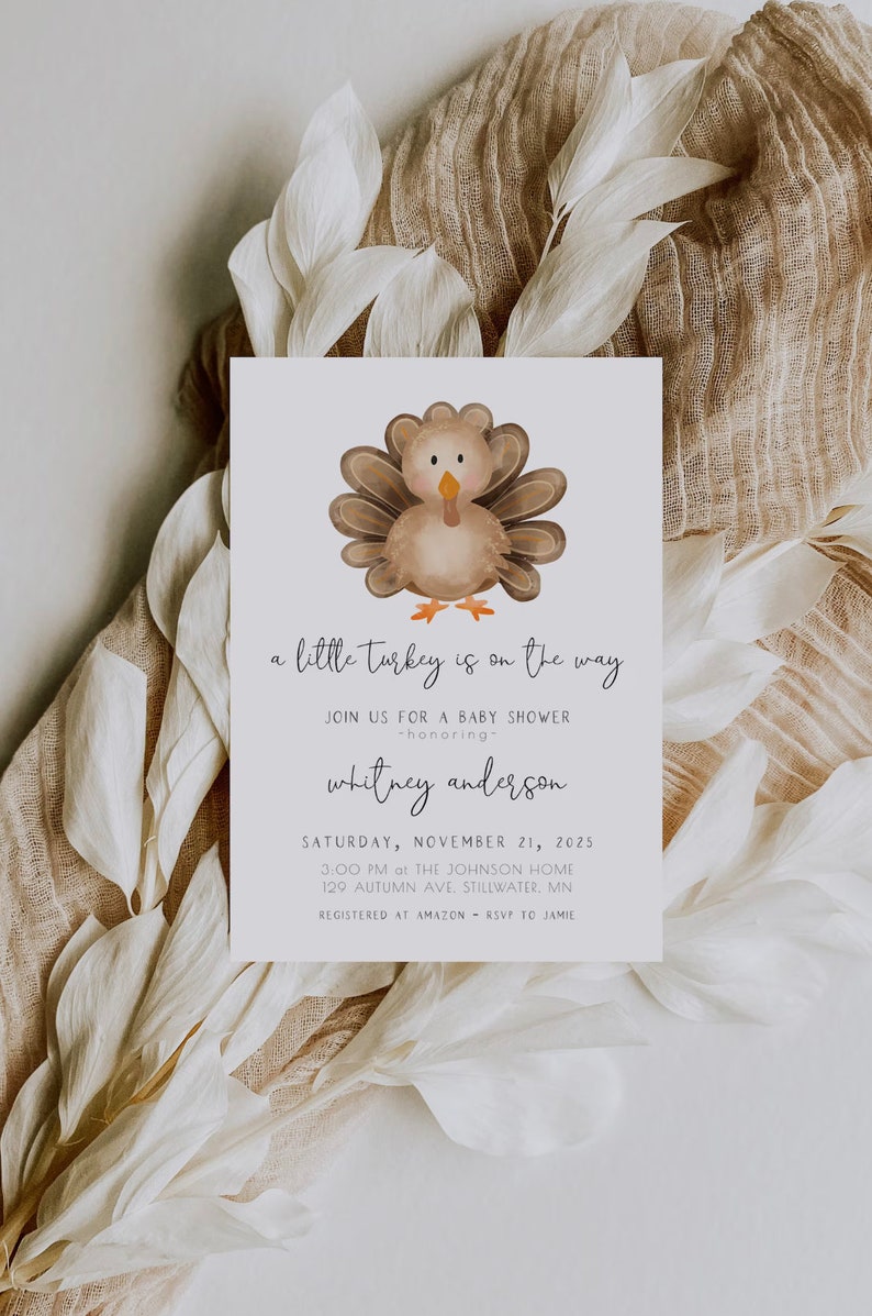K&ouml;nnte beinhalten: Babyparty-Einladung mit einer Aquarell-Truthahn-Illustration. Die Einladung enth&auml;lt den Text "a little turkey is on the way" und Veranstaltungsdetails f&uuml;r Whitney Andersons Babyparty am 21. November 2025.