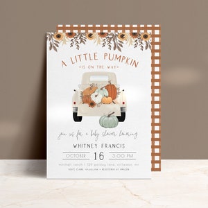 Op de afbeelding: Babyborrel uitnodiging met een illustratie van een witte vintage truck, geladen met oranje, witte en groene pompoenen. De tekst luidt "A Little Pumpkin is on the Way". De uitnodiging bevat de evenementdetails.