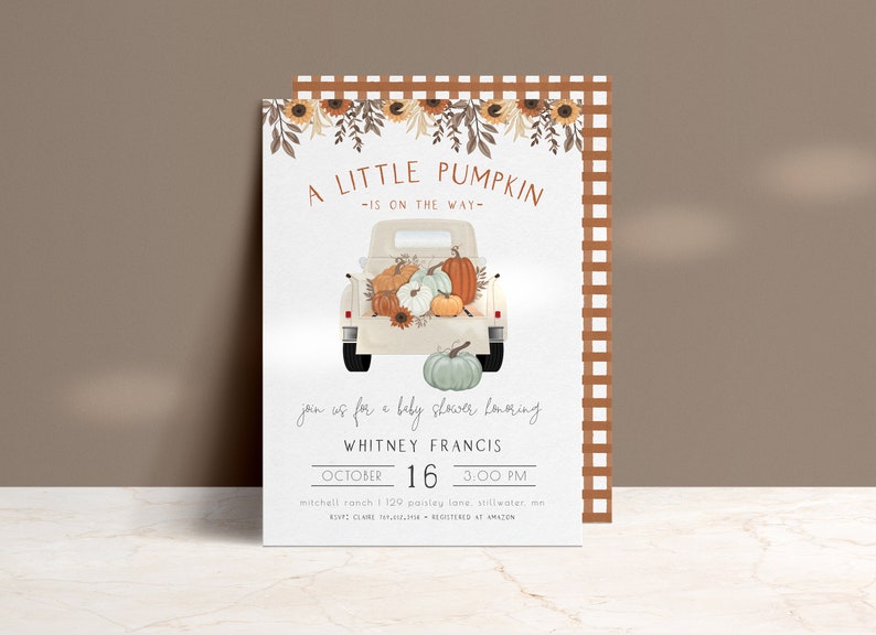 Op de afbeelding: Babyborrel uitnodiging met een illustratie van een witte vintage truck, geladen met oranje, witte en groene pompoenen. De tekst luidt "A Little Pumpkin is on the Way". De uitnodiging bevat de evenementdetails.