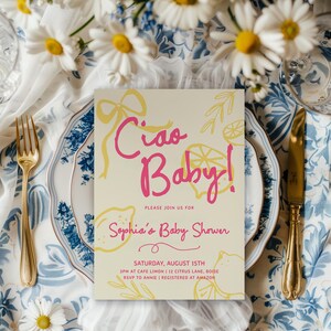K&ouml;nnte beinhalten: Babyparty-Einladung mit dem Text "Ciao Baby!" in Pink und Gelb. Die Einladung zeigt Zitronen- und Schleifenillustrationen auf cremefarbenem Hintergrund. Die Einladung liegt auf einem Teller mit einer goldenen Gabel und einem Messer.