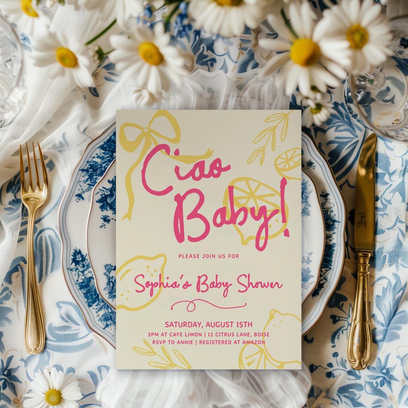 K&ouml;nnte beinhalten: Babyparty-Einladung mit dem Text "Ciao Baby!" in Pink und Gelb. Die Einladung zeigt Zitronen- und Schleifenillustrationen auf cremefarbenem Hintergrund. Die Einladung liegt auf einem Teller mit einer goldenen Gabel und einem Messer.