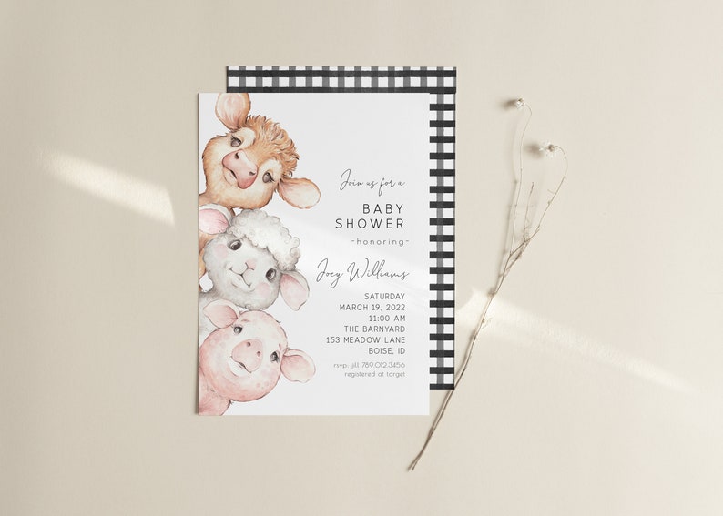 Op de afbeelding: Een baby shower uitnodiging met een zwart-wit geblokte rand. De illustratie is een aquarel van een koe, een schaap en een varken. De tekst luidt "Join us for a Baby Shower -honoring- Jay Williams Saturday March 19, 2022 11:00 AM The Barnyard 153 Meadow Lane Boise, ID RSVP: 780-012-3456 registered at Target"