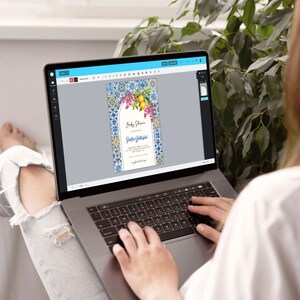 Puede incluir: Un ordenador port&aacute;til que muestra una invitaci&oacute;n de baby shower con un patr&oacute;n de azulejos azules y blancos, limones y flores. El texto de la invitaci&oacute;n dice "Baby Shower" y "Domingo, 15 de julio".