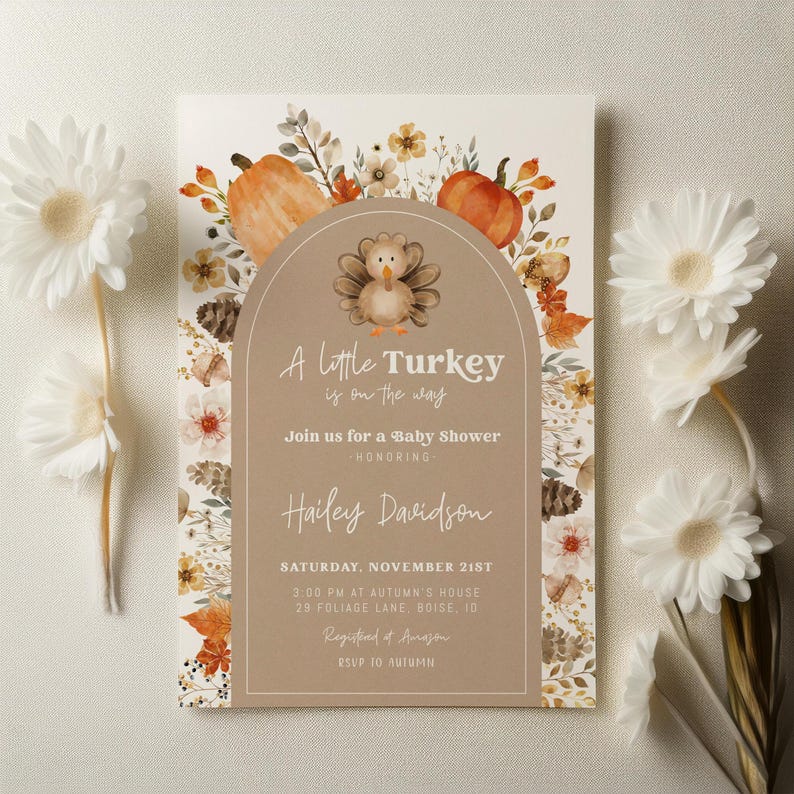 Puede incluir: Invitaci&oacute;n a baby shower con una ilustraci&oacute;n de pavo, calabazas y detalles florales. El texto dice "A Little Turkey is on the way" e invita a los invitados al baby shower de Hailey Davidson.