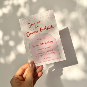 Könnte beinhalten: Eine weiße Einladungskarte mit einem rosa Bogen und dem Text "Join us for Drinks Poolside" und "Olivia's 30th Birthday". Die Karte hat rosa Illustrationen von Sommerartikeln.