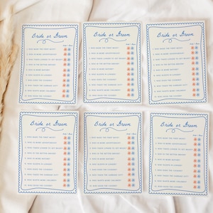 Puede incluir: Seis tarjetas de juego imprimibles con un borde azul y blanco y el texto "Bride or Groom" en una fuente azul de escritura. Cada tarjeta tiene una lista de 12 preguntas sobre la novia y el novio, con un espacio para marcar quién hace qué. Las preguntas incluyen: "¿Quién ganó el primer dinero?", "¿Quién es más aventurero?", "¿Quién tarda más en prepararse?", "¿Quién es el mejor conductor?", "¿Quién está en mejor forma?", "¿Quién es más organizado?", "¿Quién duerme más tiempo?", "¿Quién es más torpe?", "¿Quién saca la basura?", "¿Quién hace los niños?", "¿Quién quiere más niños?", y "¿Quién esconde las mantas?"