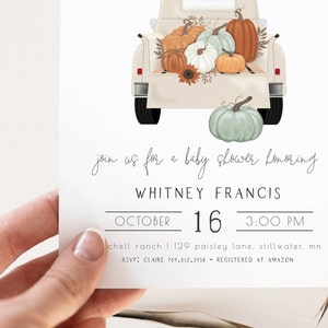 Op de afbeelding: Babyborrel uitnodiging met een vintage truck illustratie, vol pompoenen en herfstbladeren. De uitnodiging bevat de tekst "join us for a baby shower honoring Whitney Francis" en de datum: 16 oktober om 15:00 uur.