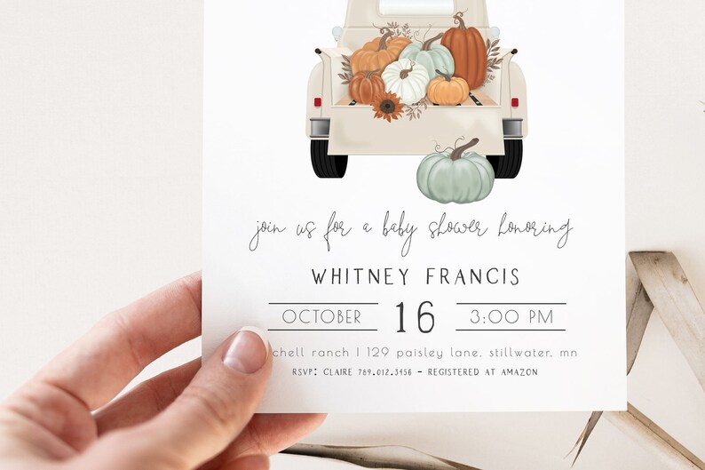 Op de afbeelding: Babyborrel uitnodiging met een vintage truck illustratie, vol pompoenen en herfstbladeren. De uitnodiging bevat de tekst "join us for a baby shower honoring Whitney Francis" en de datum: 16 oktober om 15:00 uur.