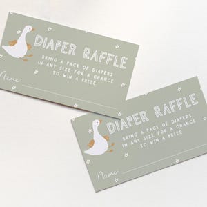 Pu&ograve; includere: Due biglietti della lotteria per pannolini verde salvia con un'illustrazione di un'oca bianca e la scritta "DIAPER RAFFLE". Le carte contengono il testo "Porta un pacco di pannolini di qualsiasi taglia per avere la possibilit&agrave; di vincere un premio".