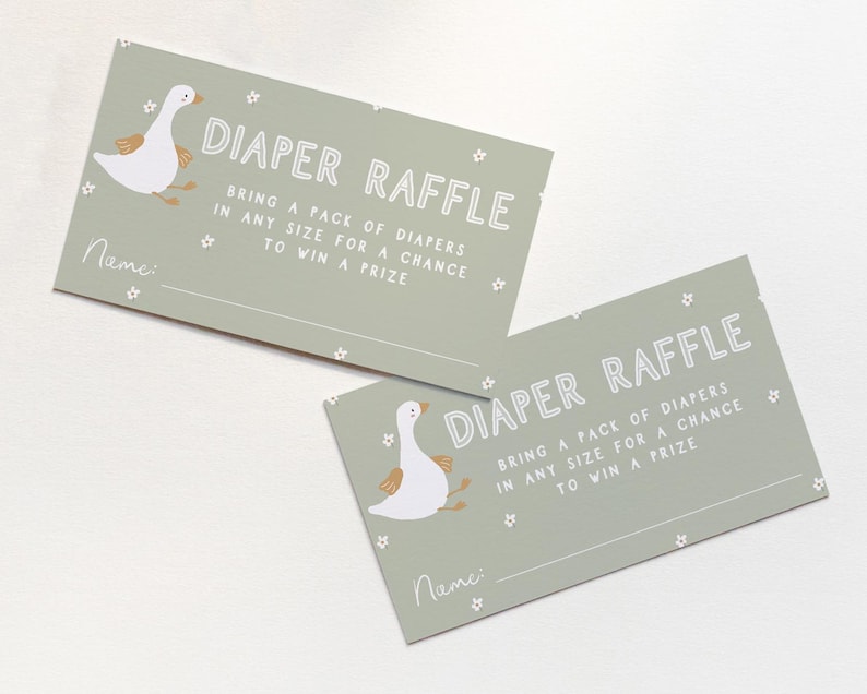 Pu&ograve; includere: Due biglietti della lotteria per pannolini verde salvia con un'illustrazione di un'oca bianca e la scritta "DIAPER RAFFLE". Le carte contengono il testo "Porta un pacco di pannolini di qualsiasi taglia per avere la possibilit&agrave; di vincere un premio".
