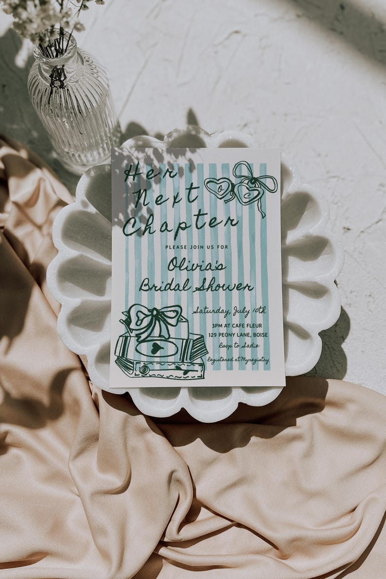 Pu&ograve; includere: Un invito a righe blu e bianche con il testo "Her Next Chapter" e "Olivia's Bridal Shower". L'invito include la data, l'ora, il luogo e le informazioni di registrazione.