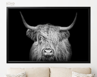 Highland Cow Poster Print // La mucca dell'Highland in bianco e nero con lo sfondo nero // Arte murale in bianco e nero