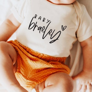 SVG personalizzato, Annuncio bambino SVG, Neonato Personalizzato Svg, Baby Name svg, Nuovo Bambino, Mama&#39;s Little Man, Toddler Shirt, File di taglio